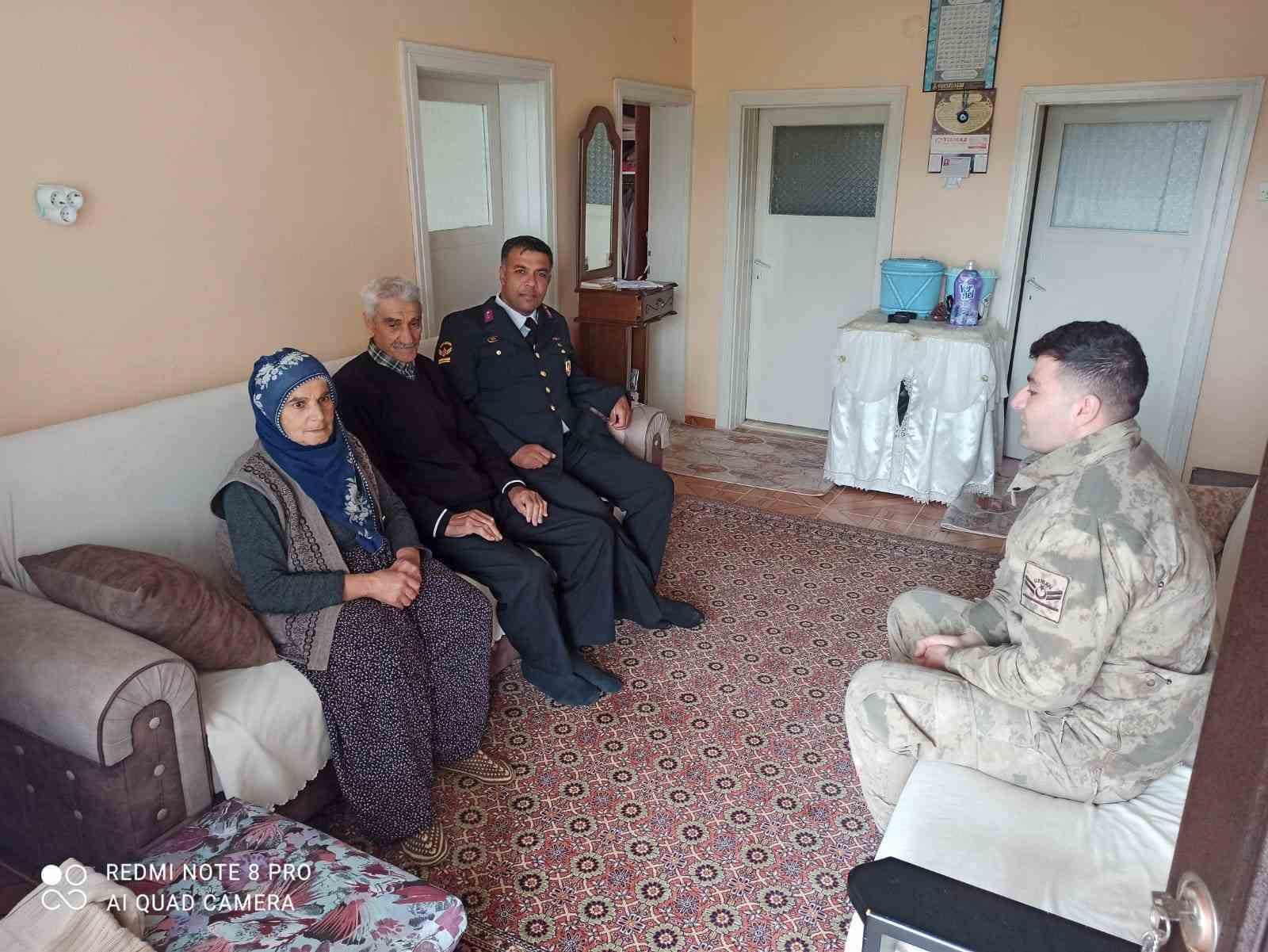 ELAZIĞ’DA JANDARMA EKİPLERİ, RAMAZAN BAYRAMI’NDA ŞEHİT YAKINLARI VE GAZİLERİ ZİYARET