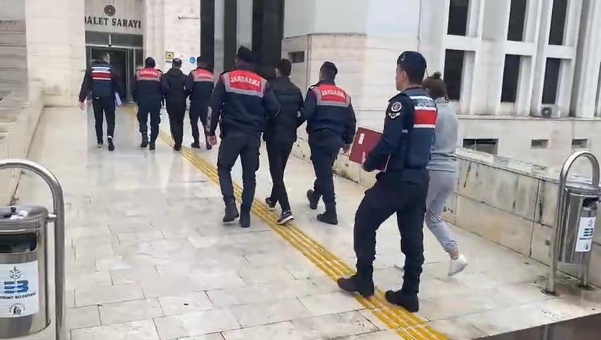 BALIKESİR’İN EDREMİT İLÇESİNDE JANDARMA HIRSIZLARA GÖZ AÇTIRMIYOR. HIRSIZLIK YAPAN VE