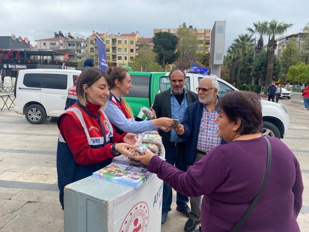 AYDIN (İHA) – AYDIN’IN EFELER İLÇESİNDE SOKAK HAYVANLARINA DİKKAT ÇEKEN