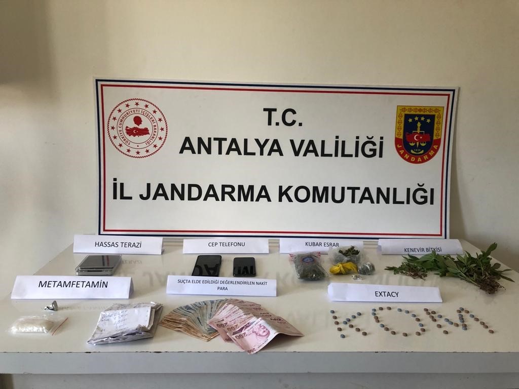 ANTALYA’NIN ALANYA İLÇESİNDE JANDARMA EKİPLERİ ÇOK SAYIDA UYUŞTURUCU MADDE ELE