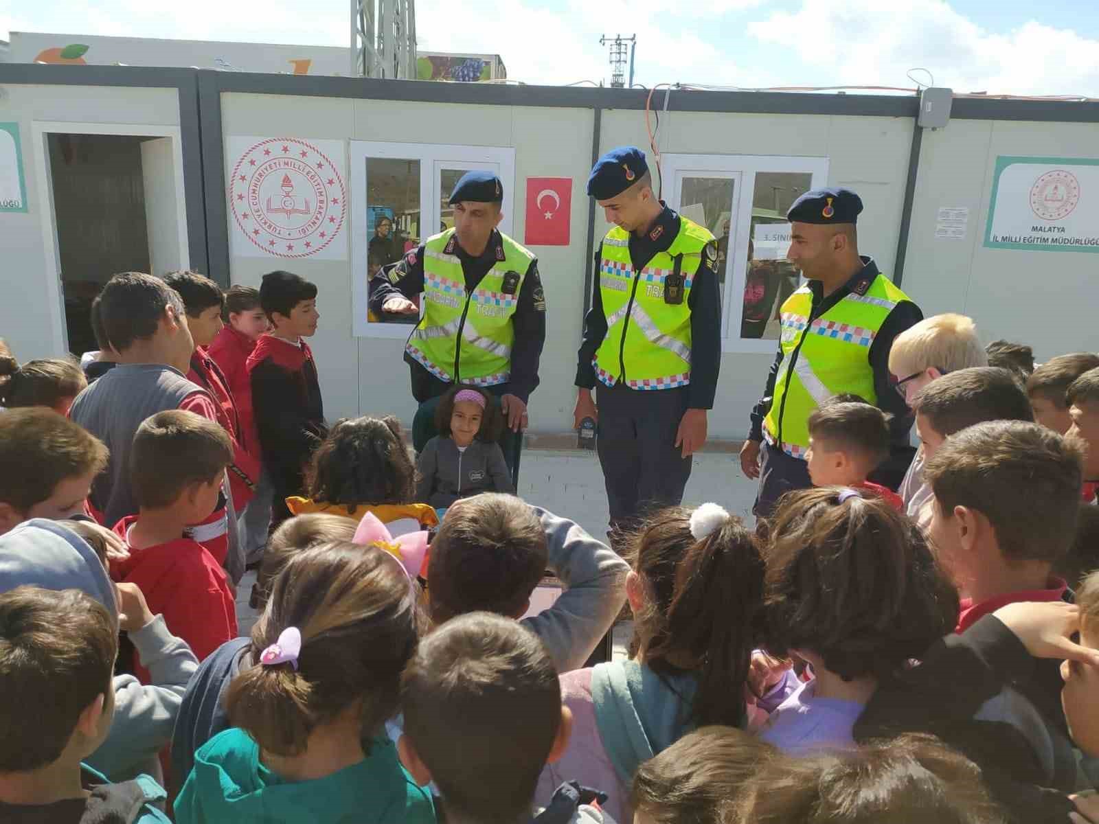 MALATYA’NIN DOĞANŞEHİR İLÇESİNDE KONTEYNER KENTTE YERLEŞTİRİLEN DEPREMZEDE AİLELERİN ÇOCUKLARINA 