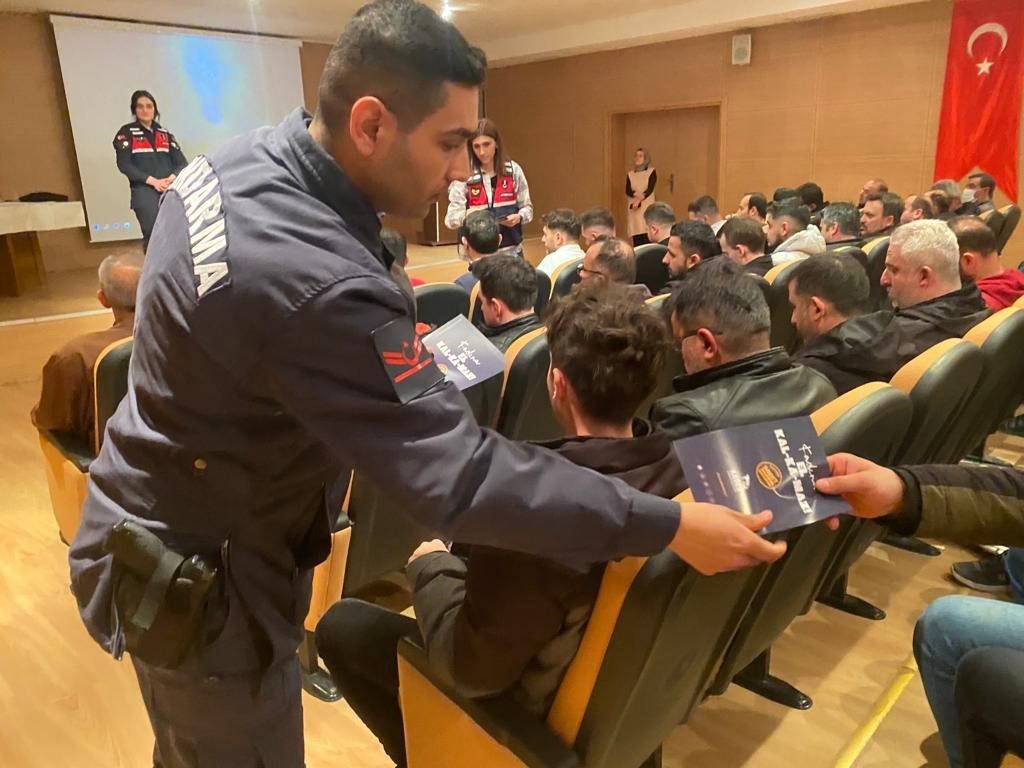 KASTAMONU’DA KADINA YÖNELİK ŞİDDETİN ÖNLENMESİ AMACIYLA ÇALIŞMALAR YAPAN JANDARMA EKİPLERİ,