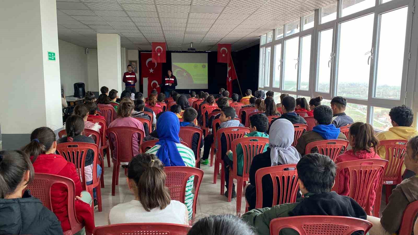 KAYSERİ’DE JANDARMA EKİPLERİ TARAFINDAN ORTAOKUL ÖĞRENCİLERİNE SİBER ZORBALIK-GÜVENLİ İNTERNET KULLANIMI
