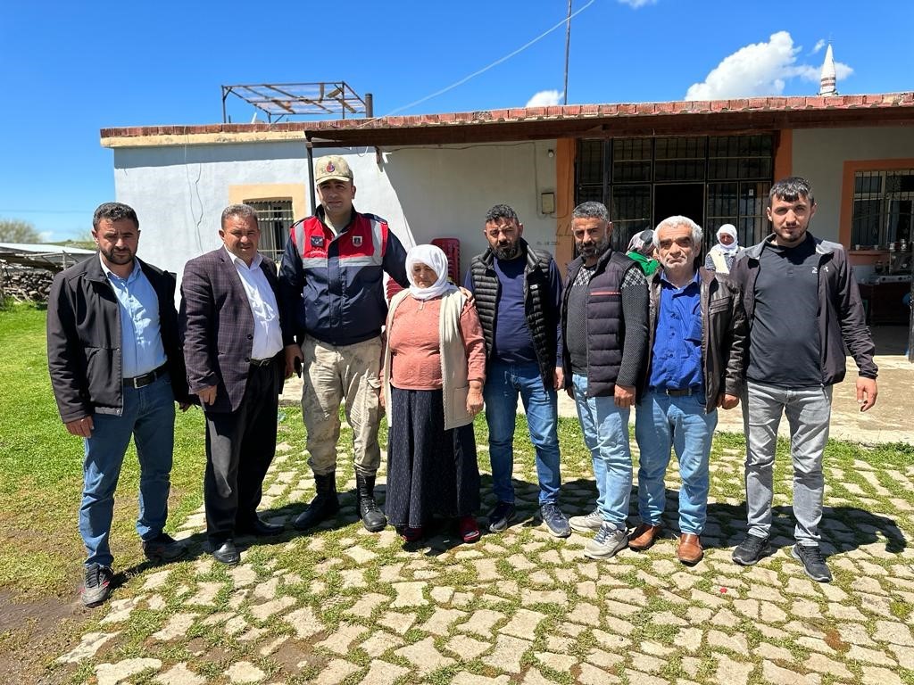 JANDARMADAN ŞEHİT ANNESİNE ZİYARET