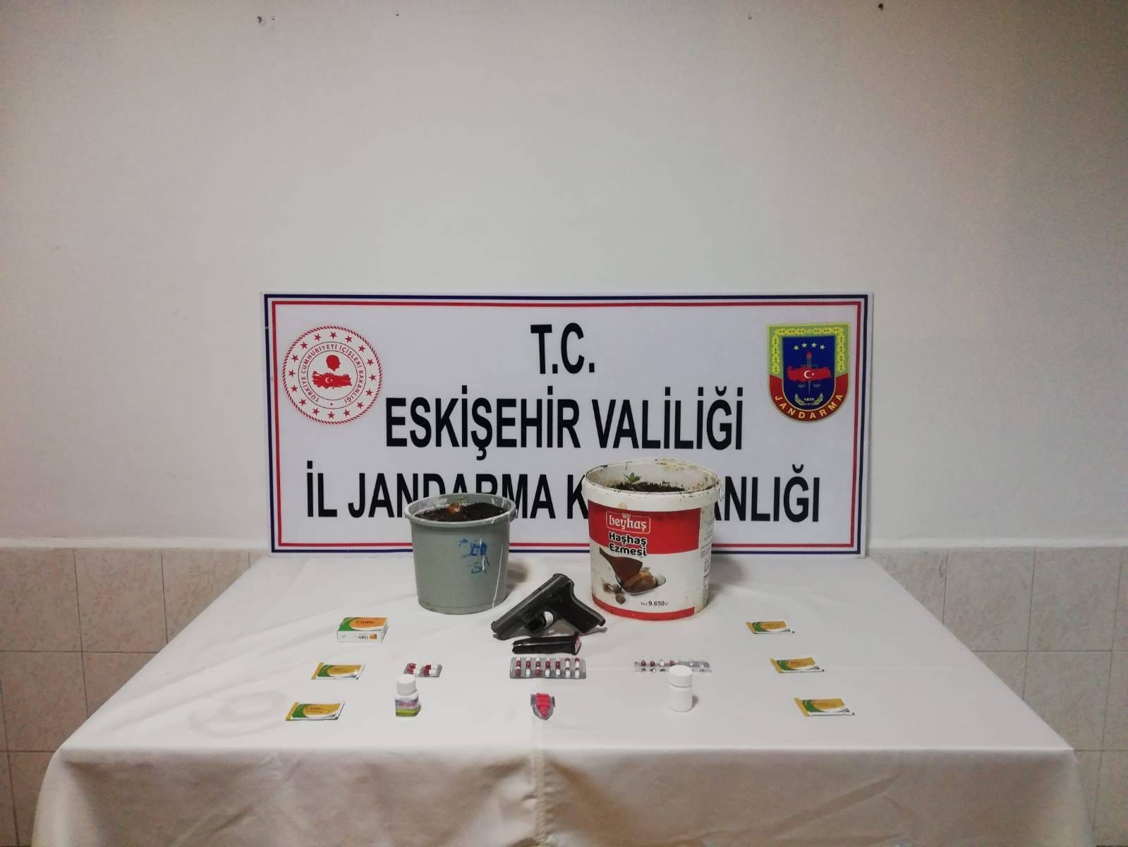 ESKİŞEHİR’DE JANDARMA EKİPLERİ TARAFINDAN DÜZENLENEN UYUŞTURUCU OPERASYONUNDA 2 ŞÜPHELİ GÖZALTINA