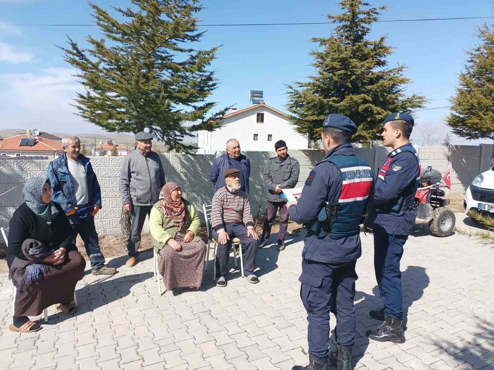 AKSARAY’DA DOLANDIRICILARA KARŞI ÇEŞİTLİ ÇALIŞMALAR YAPAN JANDARMA EKİPLERİ VATANDAŞLARI BİR