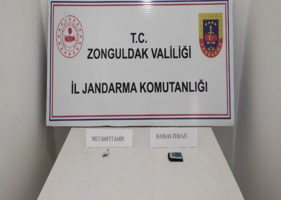 ZONGULDAK'TA JANDARMA EKİPLERİNİN DURDURDUĞU 4 ŞÜPHELİNİN ÜZERİNDEN UYUŞTURUCU MADDE ÇIKTI.