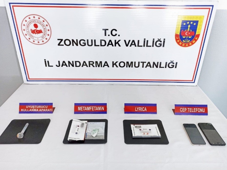 ZONGULDAK'TA JANDARMA EKİPLERİNİN DURDURARAK ARAMA YAPTIĞI ARAÇTAKİ İKİ ŞÜPHELİNİN ÜZERİNDEN