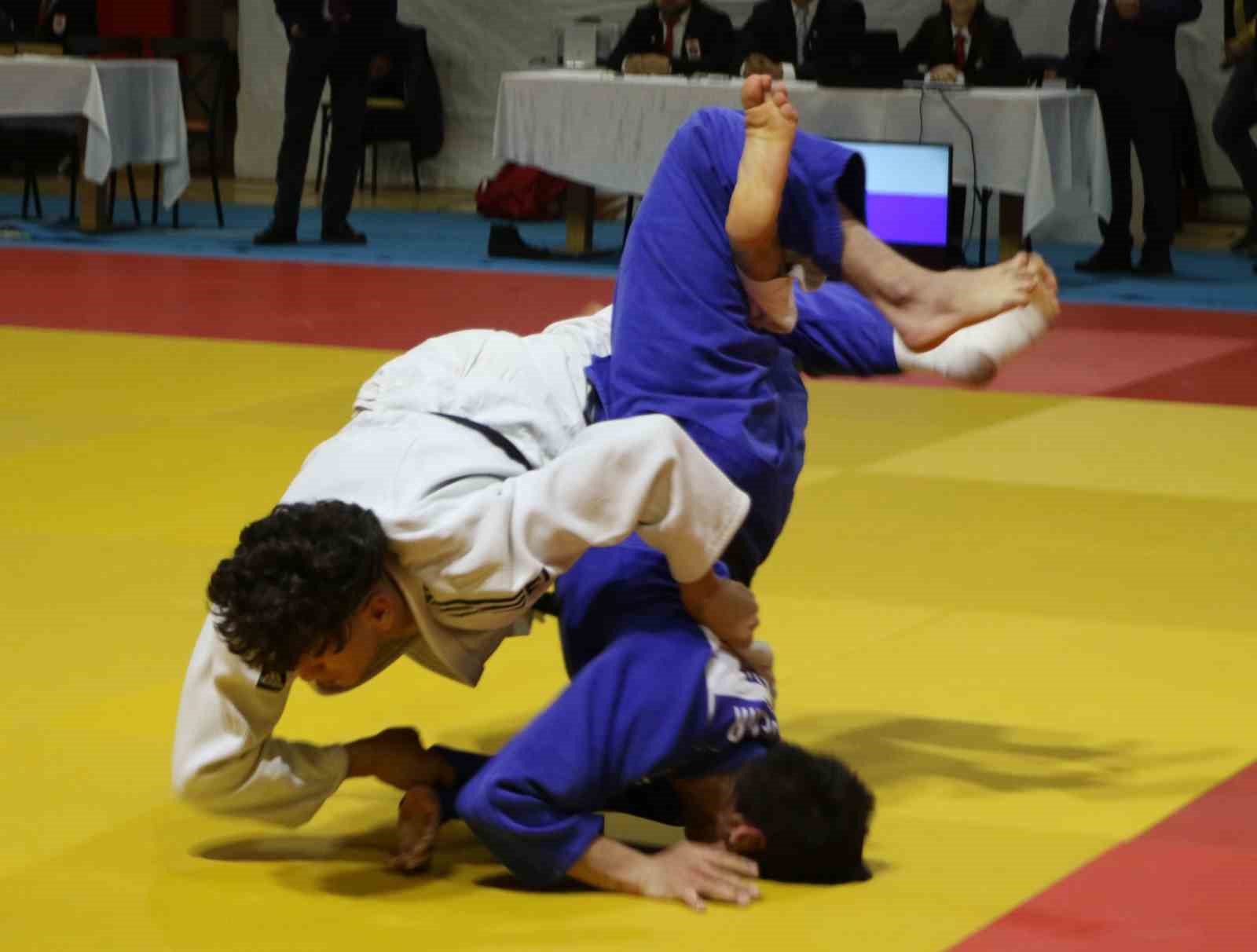 48 İLDEN 256 SPORCUNUN KATILDIĞI OKUL SPORLARI JUDO TÜRKİYE ŞAMPİYONASI