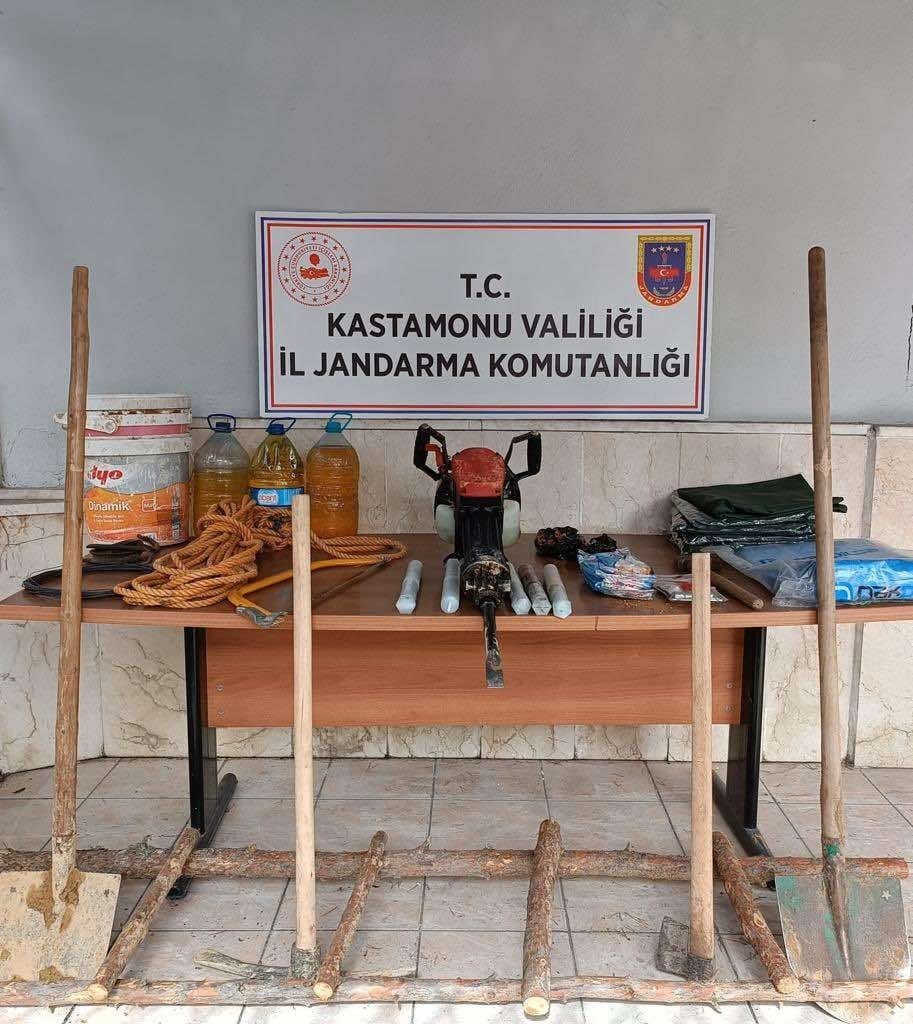 ŞAHISLARIN KAZI SIRASINDA KULLANDIKLARI MALZEMELER ELE GEÇİRİLDİ.