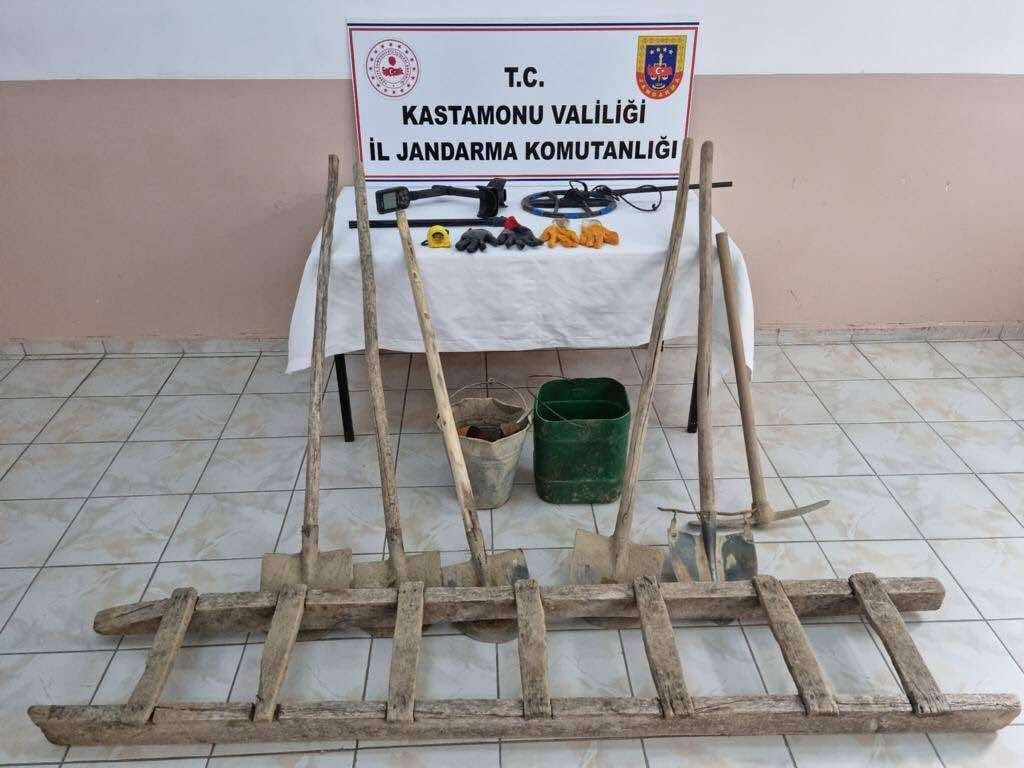 KASTAMONU’DA KAÇAK KAZI YAPAN 3 KİŞİ, JANDARMA EKİPLERİNCE SUÇÜSTÜ YAKALANDI.