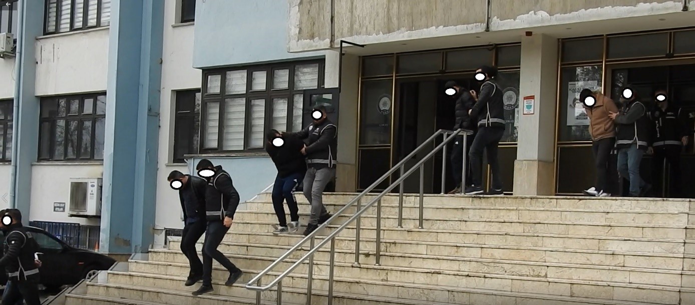 DENİZLİ’NİN BULDAN İLÇESİNDE, 5 ŞÜPHELİNİN TUTUKLANDIĞI SİLAH KAÇAKÇILIĞI OPERASYONUNDA ELE