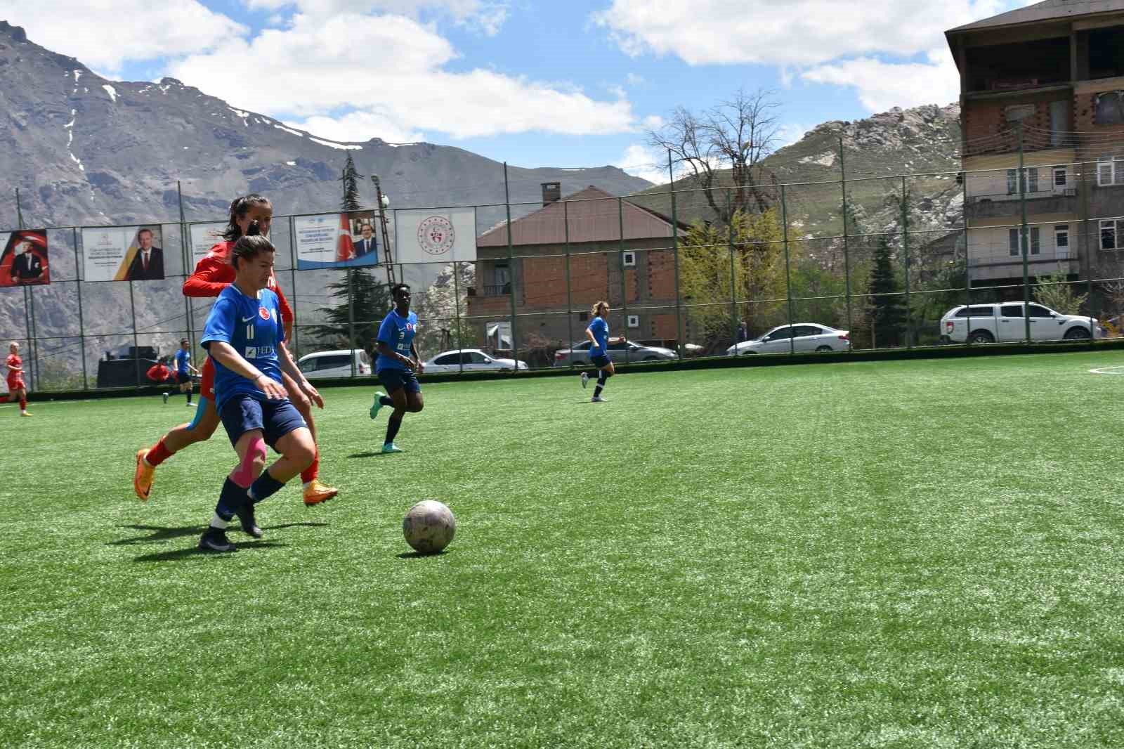 KADIN FUTBOL SÜPER LİGİ PLAY-OFF BİRİNCİ TUR İLK MAÇINDA HAKKARİGÜCÜ