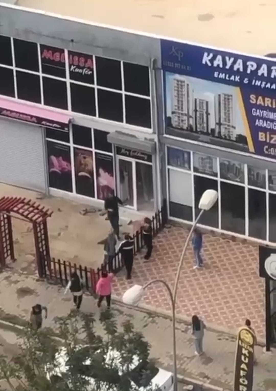 ADANA’DA KADIN KUAFÖRLER KOMŞU KADIN KUAFÖRÜN İŞ YERİNE TAŞLAYARAK MADDİ