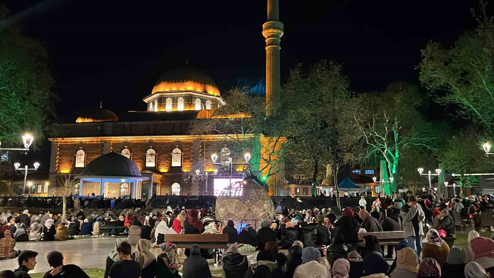 KADİR GECESİ'NDE BALIKESİR'DE CAMİLER DOLDU TAŞTI