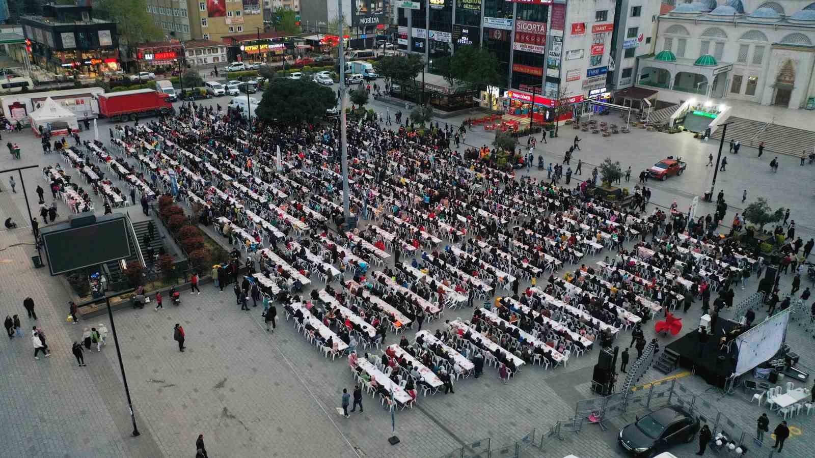 ESENYURTLULAR, KADİR GECESİ DOLAYISIYLA CUMHURİYET MEYDANI’NDA KURULAN ‘HALİL İBRAHİM’ SOFRASINDA