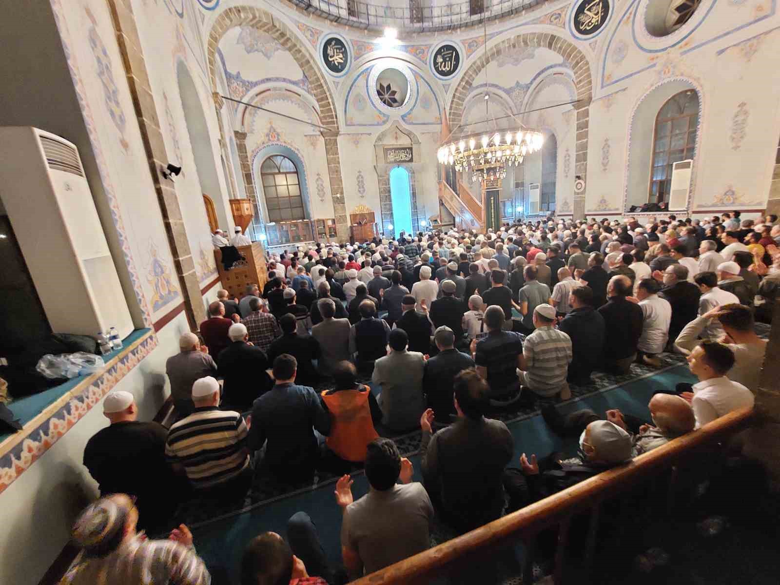 BÜYÜK CAMİ KUR'AN-I KERİM'İN İNMEYE BAŞLADIĞI KADİR GECESİ'NDE TAMAMEN DOLDU
