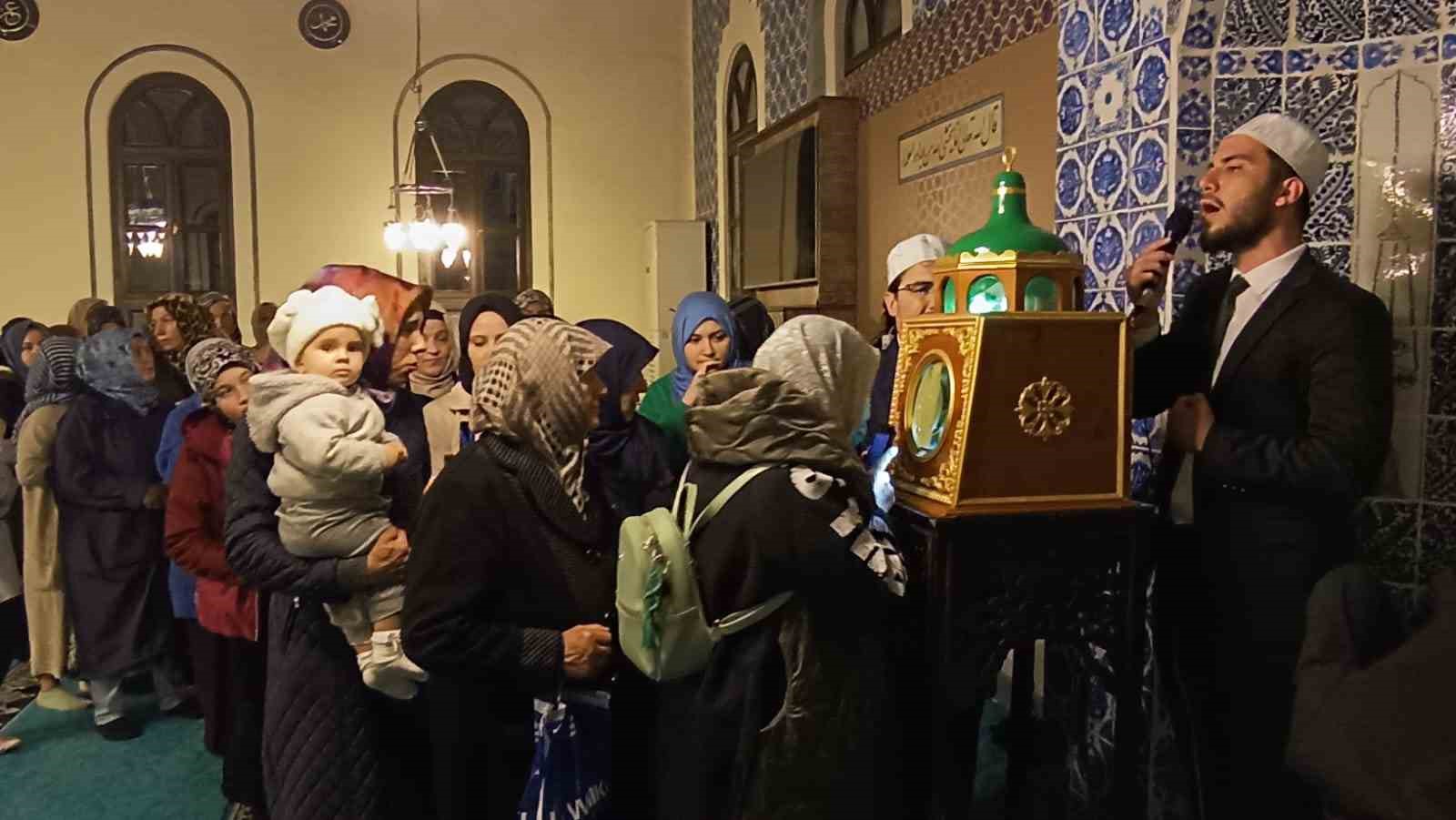KADİR GECESİ’NDE AÇILAN SAKAL-I ŞERİF ZİYARETÇİ AKININA UĞRADI