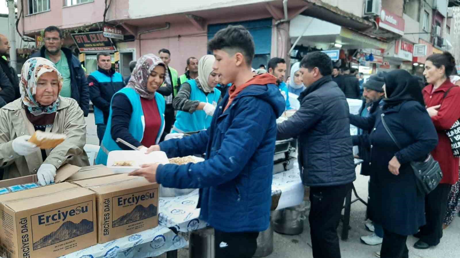 GELENEKSEL İFTAR YEMEĞİNDE 15 BİN KİŞİ AYNI ANDA ORUCUNU AÇTI