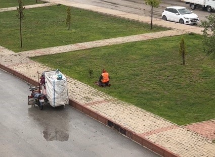 ELAZIĞ’DA İSMİ ÖĞRENİLEMEYEN KAĞIT TOPLAYICISININ SAĞANAK YAĞMURUN ALTINDA NAMAZ KILMASI
