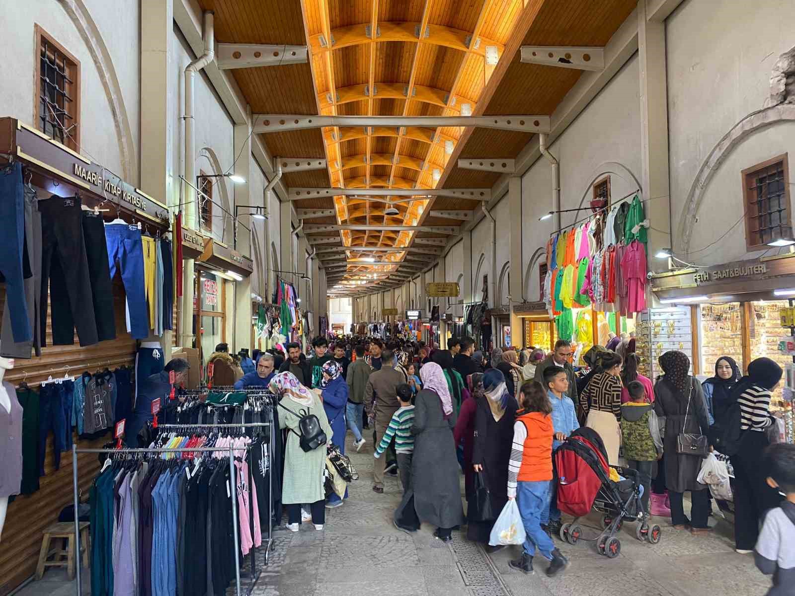 KAHRAMANMARAŞ’TA RAMAZAN BAYRAMI ÖNCESİ ÇARŞI VE PAZARDA ALIŞVERİŞ HAREKETLİLİĞİ YAŞANIYOR.