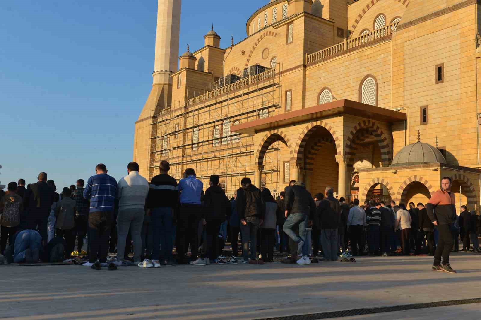 KAHRAMANMARAŞ’TA MEYDANA GELEN DEPREM SONRASI İLK BAYRAM NAMAZI İDRAK EDİLDİ.