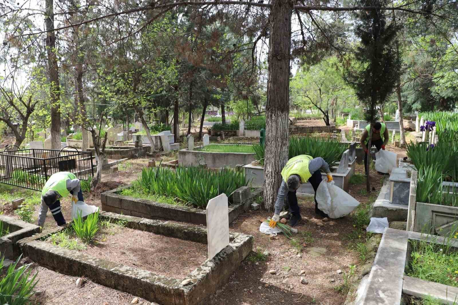 KAHTA BELEDİYESİ’NDEN BAYRAM ÖNCESİ MEZARLIK TEMİZLİĞİ