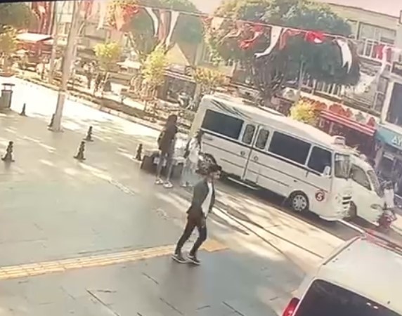 ANTALYA'NIN MANAVGAT İLÇESİNDE MOTOSİKLET, ALKOLLÜ KAMYONET KULLANAN SÜRÜCÜYE ÇARPTI. MOTOSİKLET
