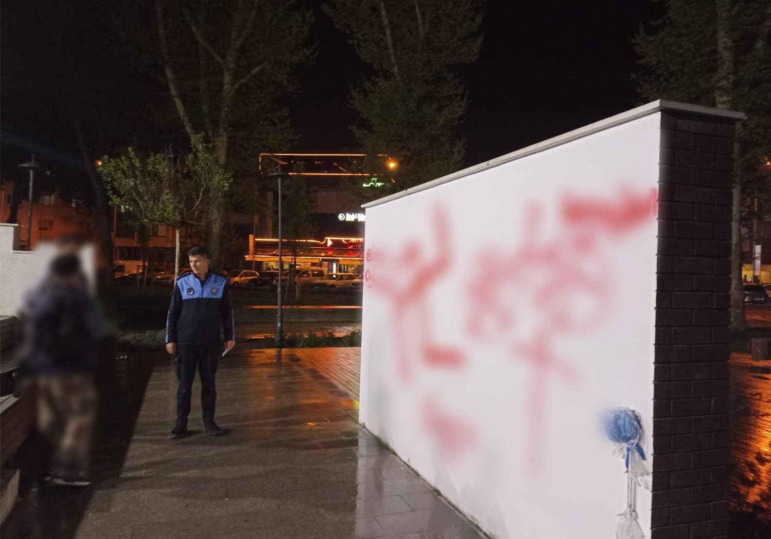 DÜZCE KENT MERKEZİNDE Kİ AMFİ TİYATRO DUVARINI BOYAYAN ÇOCUKLAR KARAKOLLUK