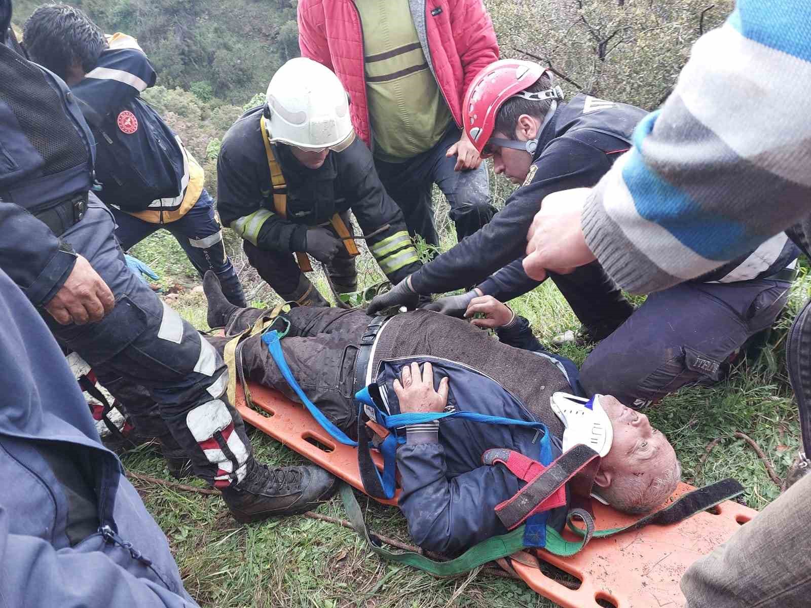 KAMYON DEREYE DEVRİLDİ: 1 YARALI
