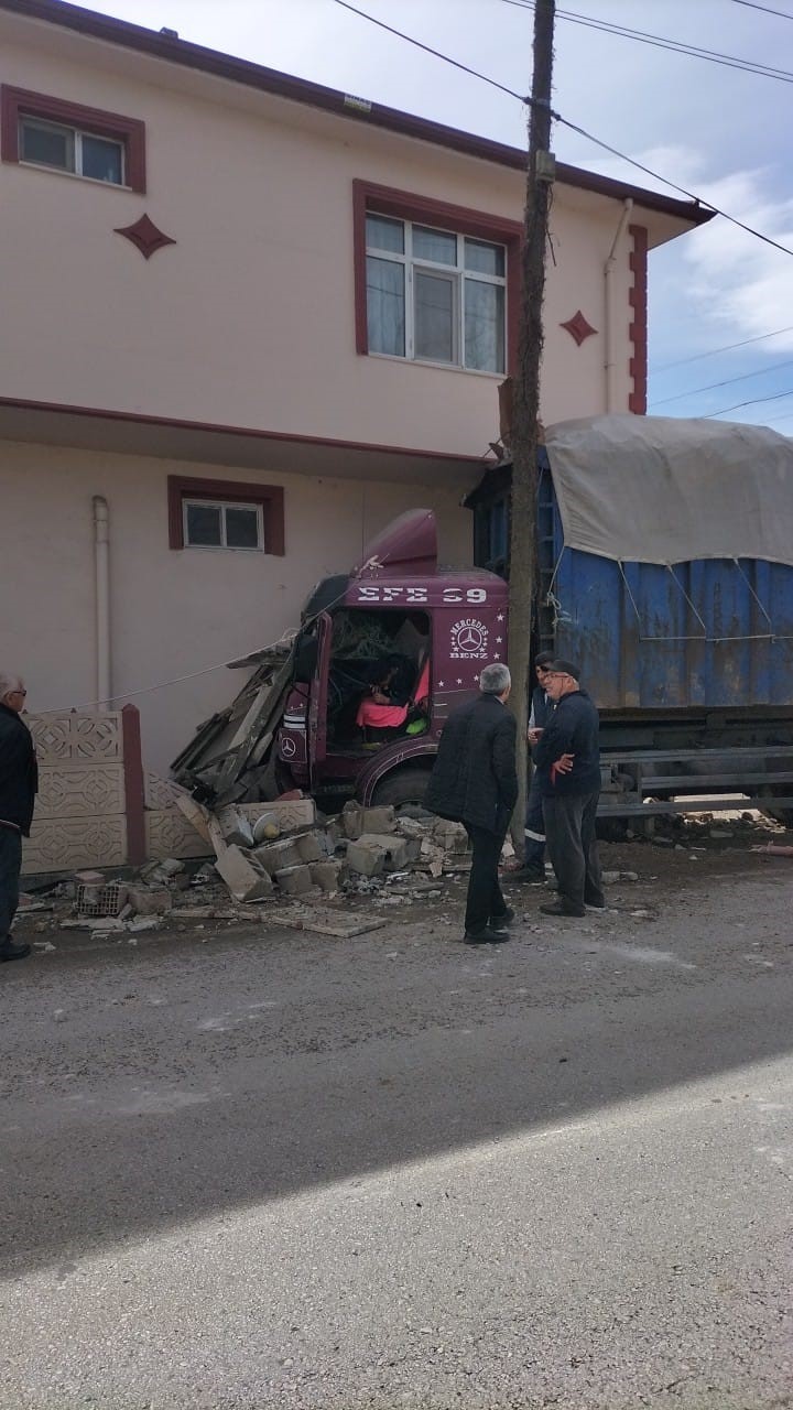 TEKİRDAĞ’DA SÜRÜCÜSÜNÜN KONTROLÜNDEN ÇIKAN KAMYON EVİN DUVARINA ÇARPTI. KAZADA KAMYONDA