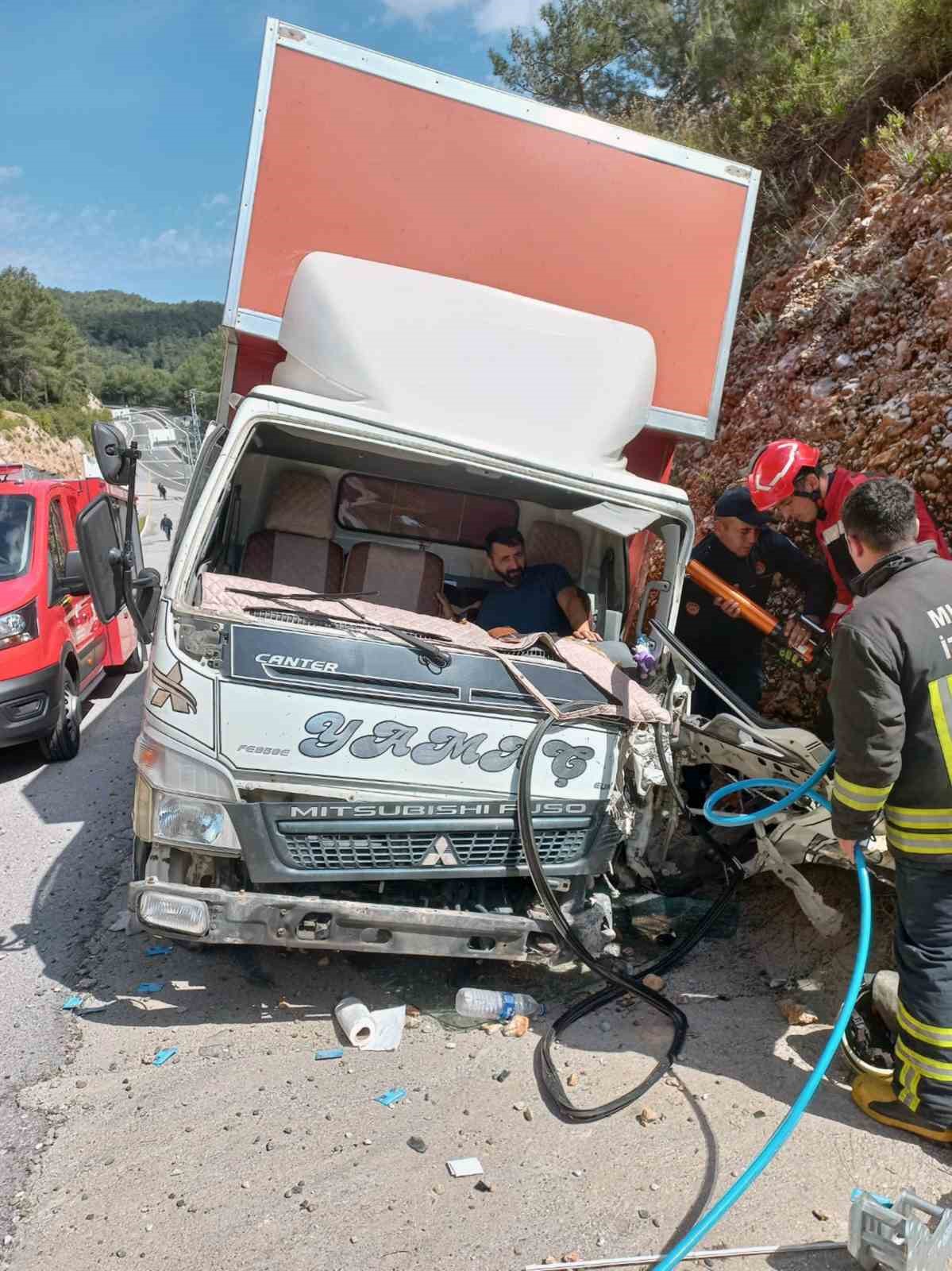ULA SAKARTEPE RAMPASINDA DİREKSİYON HAKİMİYETİNİ KAYBEDEN KAMYON SÜRÜCÜSÜ AYDINLATMA DİREĞİNE