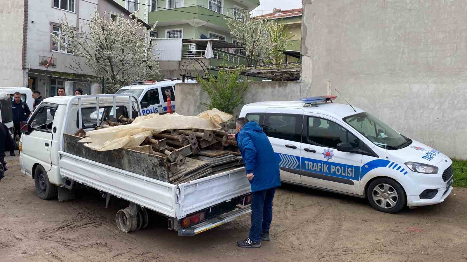 TEKİRDAĞ'IN ÇORLU İLÇESİNDE PLAKALARI SÖKÜLMÜŞ KAMYONETİN KASASINDA YÜKLÜ İNŞAAT MALZEMESİYLE