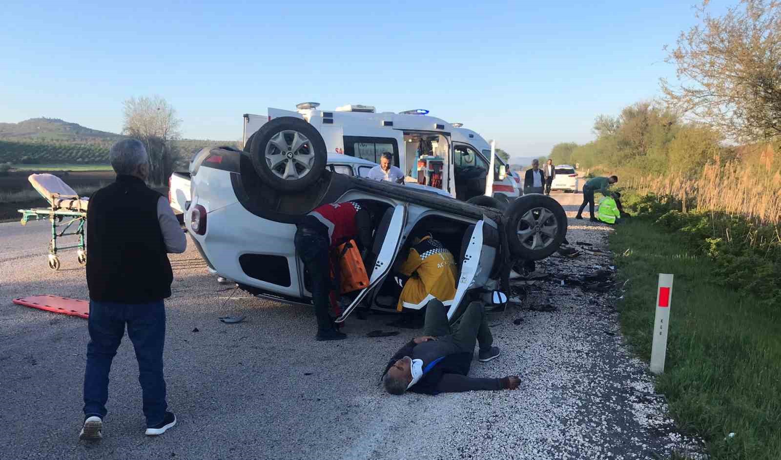 ADIYAMAN'IN GÖLBAŞI İLÇESİNDE KAMYONET İLE OTOMOBİLİN ÇARPIŞMASI SONUCU 7 KİŞİ