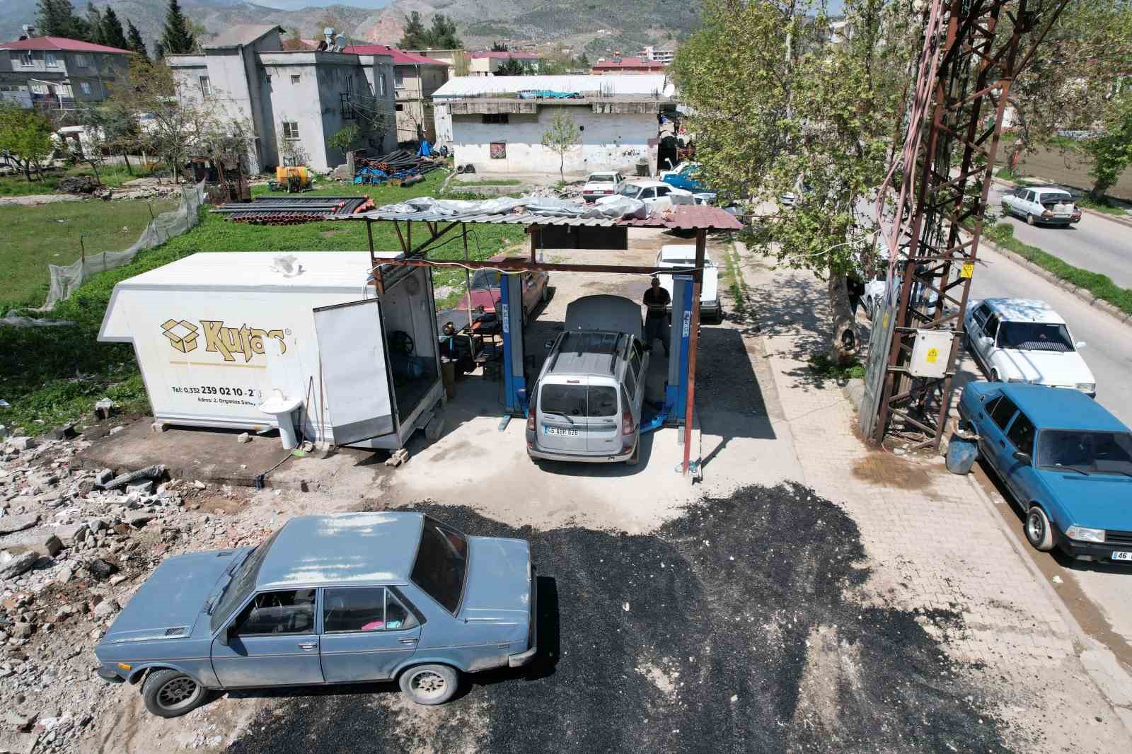 KAHRAMANMARAŞ’TA TAMİRCİ USTASI DEPREMDE KAYBETTİĞİ İŞ YERİNİN YENİSİNİ KAMYONET KASASINDAN