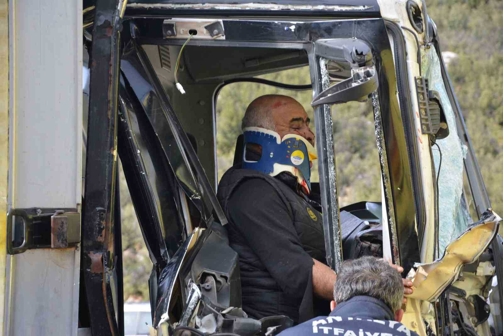 ANTALYA'NIN KORKUTELİ İLÇESİNDE MEYDANA GELEN TRAFİK KAZASINDA OTOMOBİLDE SIKIŞAN İKİ