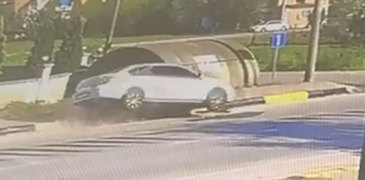 SAKARYA’NIN AKYAZI İLÇESİNDE DÖNÜŞ YAPAN KAMYONETE ÇARPMAMAK İÇİN MANEVRA YAPAN