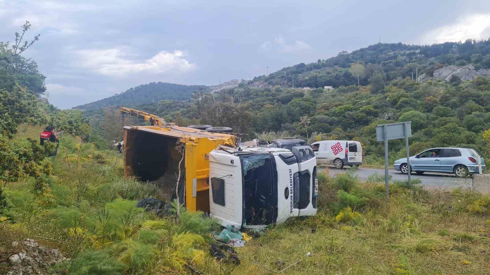 MUĞLA’NIN BODRUM İLÇESİNDE KAMYONLA VİDANJÖRÜN ÇARPIŞTIĞI KAZADA 3 KİŞİ YARALANDI.