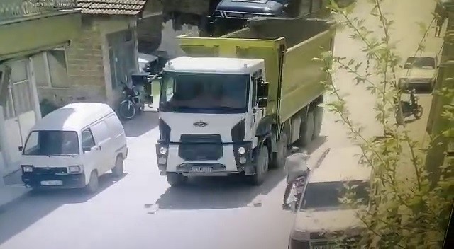 ÇORUM’UN OSMANCIK İLÇESİNDE KONTROLDEN ÇIKAN MOTOSİKLETİN HAFRİYAT KAMYONUNA ÇARPTIĞI KAZADA