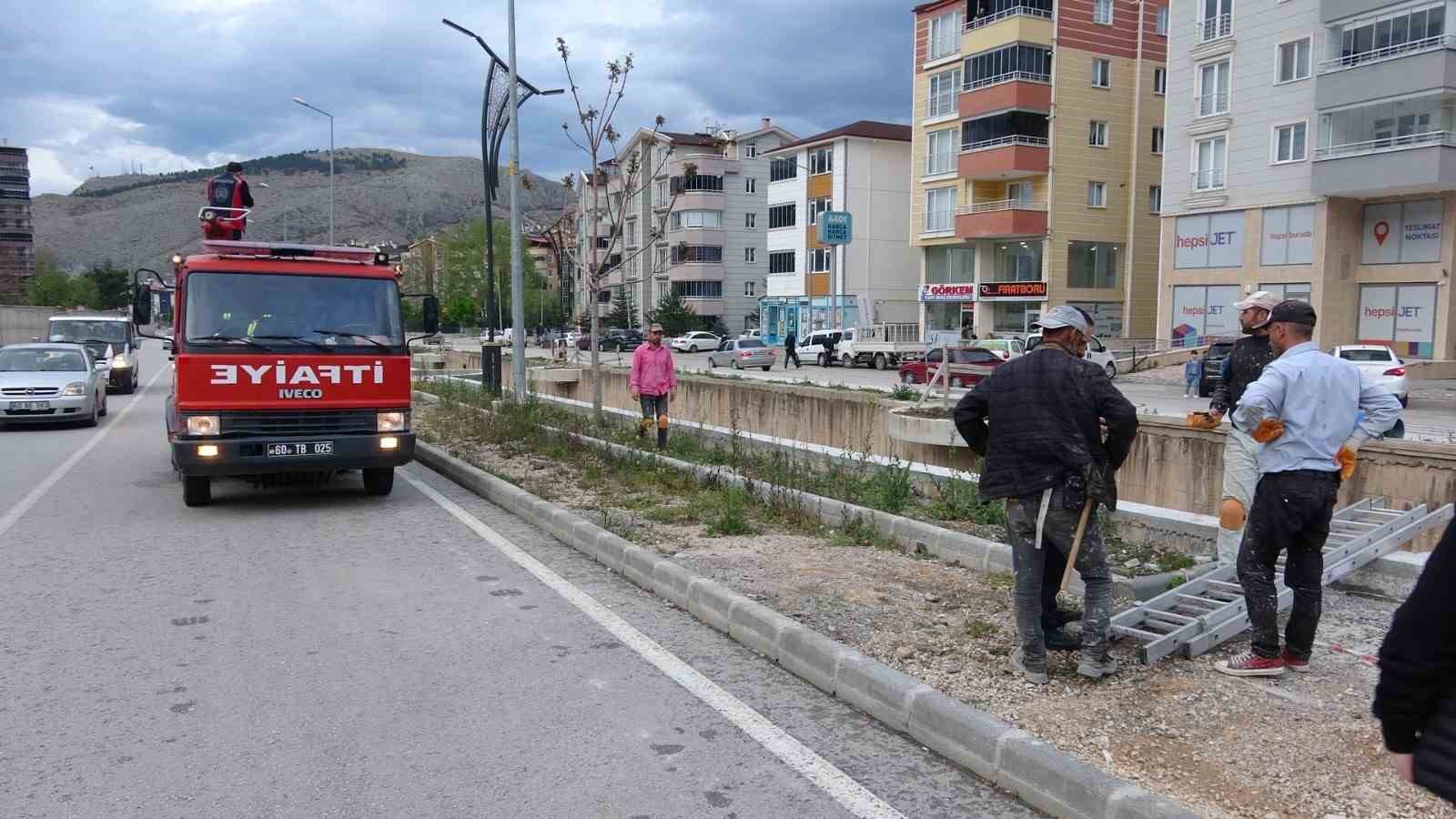 TOKAT'TA KANALA DÜŞEN ŞAHSI EKİPLER KURTARDI.