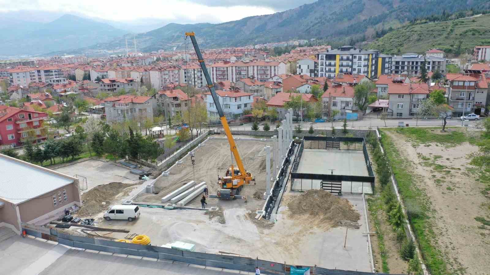 ISPARTA BELEDİYESİ TARAFINDAN ŞEHİT BURHAN AÇIKKOL ORTAOKULU’NA İNŞA EDİLEN KAPALI