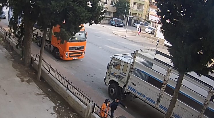 MERSİN'DE SOKAKTA YÜRÜYEN GENÇ KIZIN ELİNDEKİ CEP TELEFONUNU ALIP KAÇAN