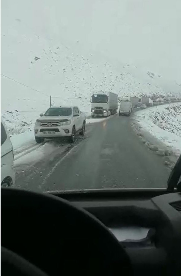 HAKKARİ-VAN KARA YOLU ÜZERİNDEKİ GÜZELDERE GEÇİDİ’NDE ETKİLİ OLAN KAR YAĞIŞI