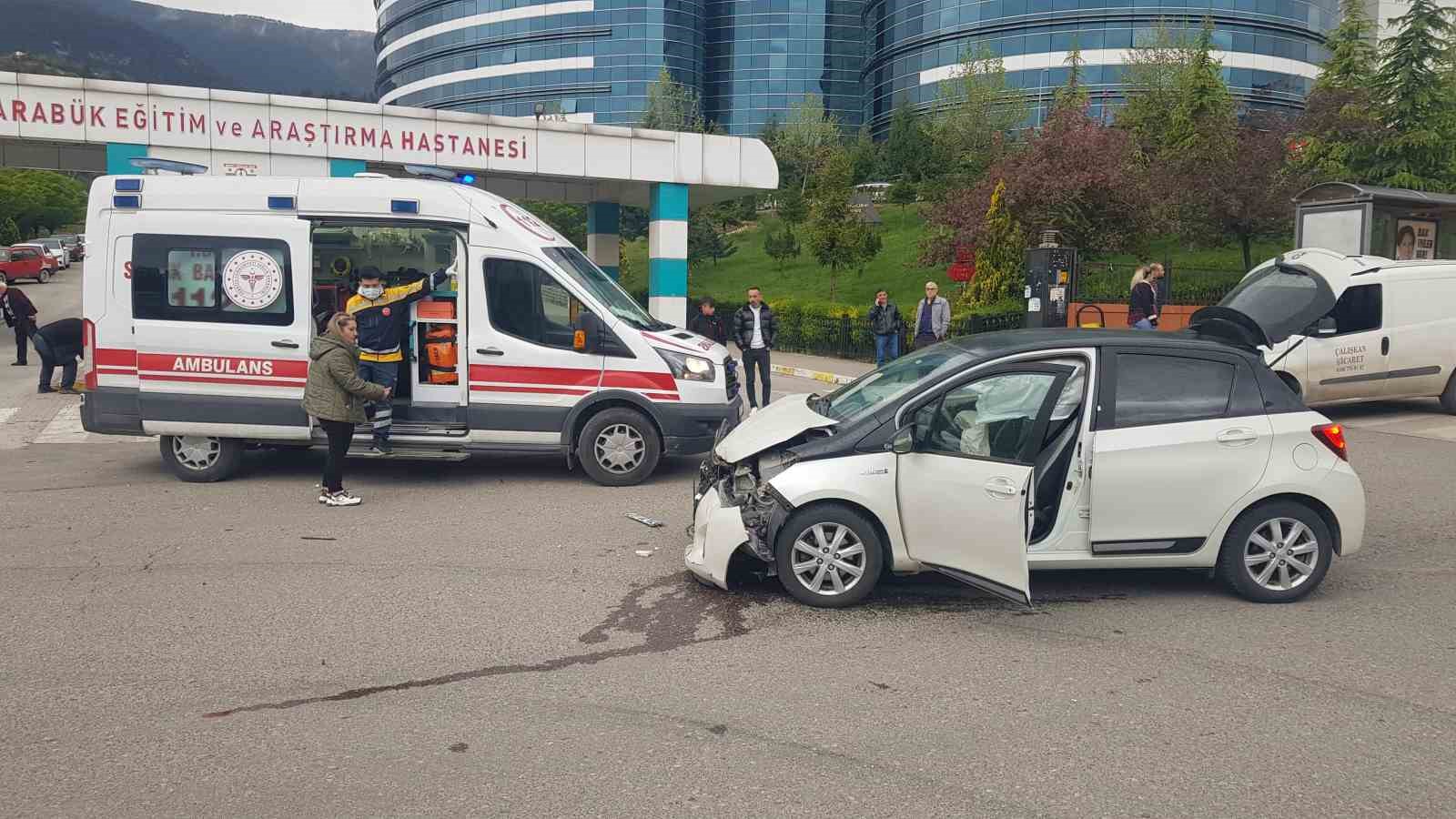 KARABÜK'TE İKİ OTOMOBİLİN ÇARPIŞMASI SONUCU MEYDANA GELEN KAZADA 2 KİŞİ