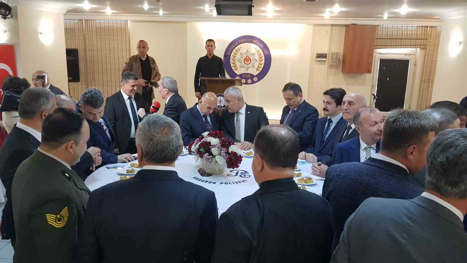 KARABÜK’TE RAMAZAN BAYRAMI DOLAYISIYLA İL PROTOKOLÜNÜN KATILIMIYLA BAYRAMLAŞMA PROGRAMI DÜZENLENDİ.