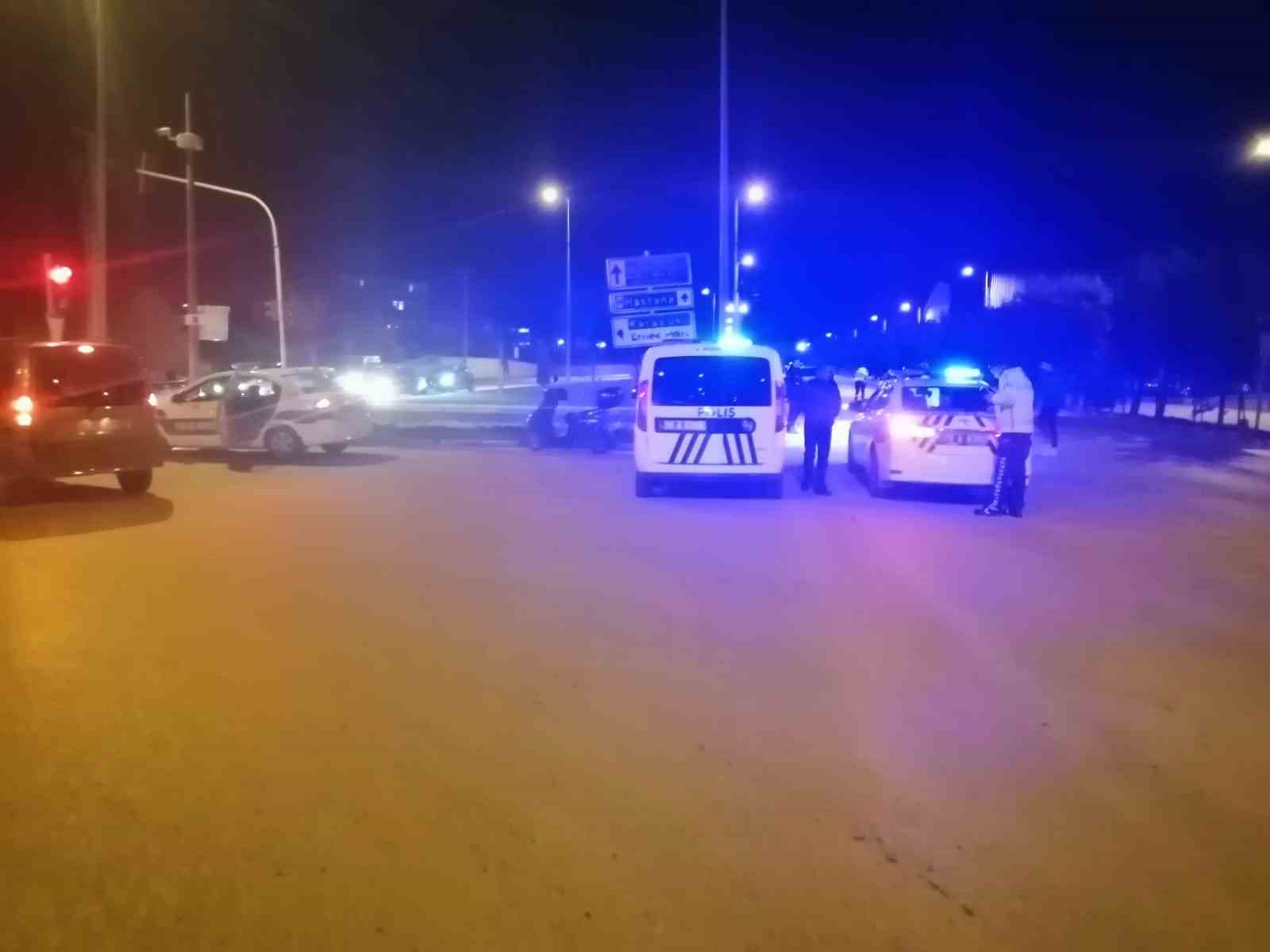KARABÜK'ÜN SAFRANBOLU İLÇESİNDE MEYDANA GELEN TRAFİK KAZASINDA BİR KİŞİ YARALANDI.