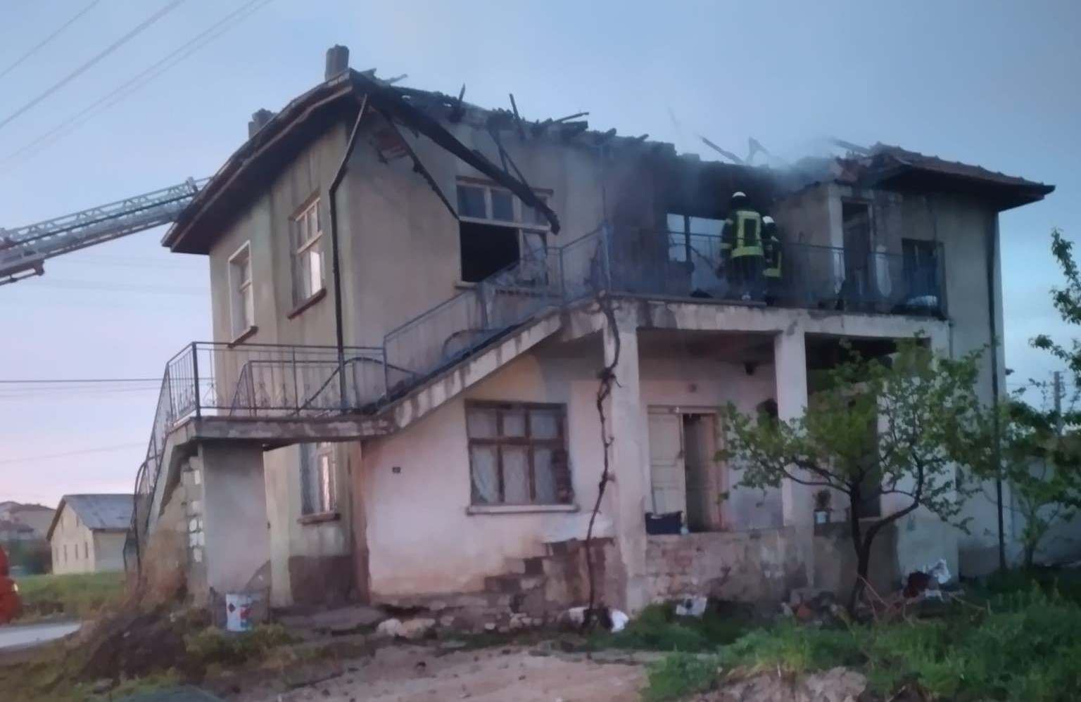 KARAMAN’DA 2 KATLI EVDE ÇIKAN YANGIN İTFAİYE TARAFINDAN SÖNDÜRÜLÜRKEN, BÜYÜK