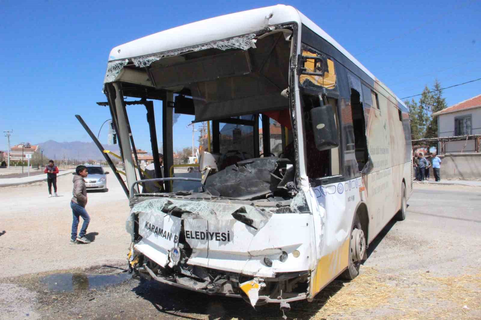 KARAMAN’DA BELEDİYE AİT HALK OTOBÜSÜ İLE SAMAN BALYASI YÜKLÜ KAMYONUN