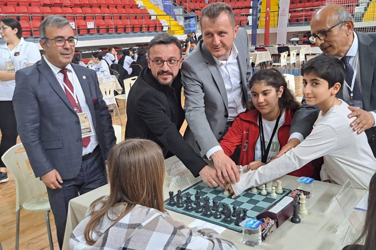 KARAMAN’DA GENÇLİK VE SPOR İL MÜDÜRLÜĞÜNÜN KOORDİNESİNDE DÜZENLENEN SATRANÇ GRUP