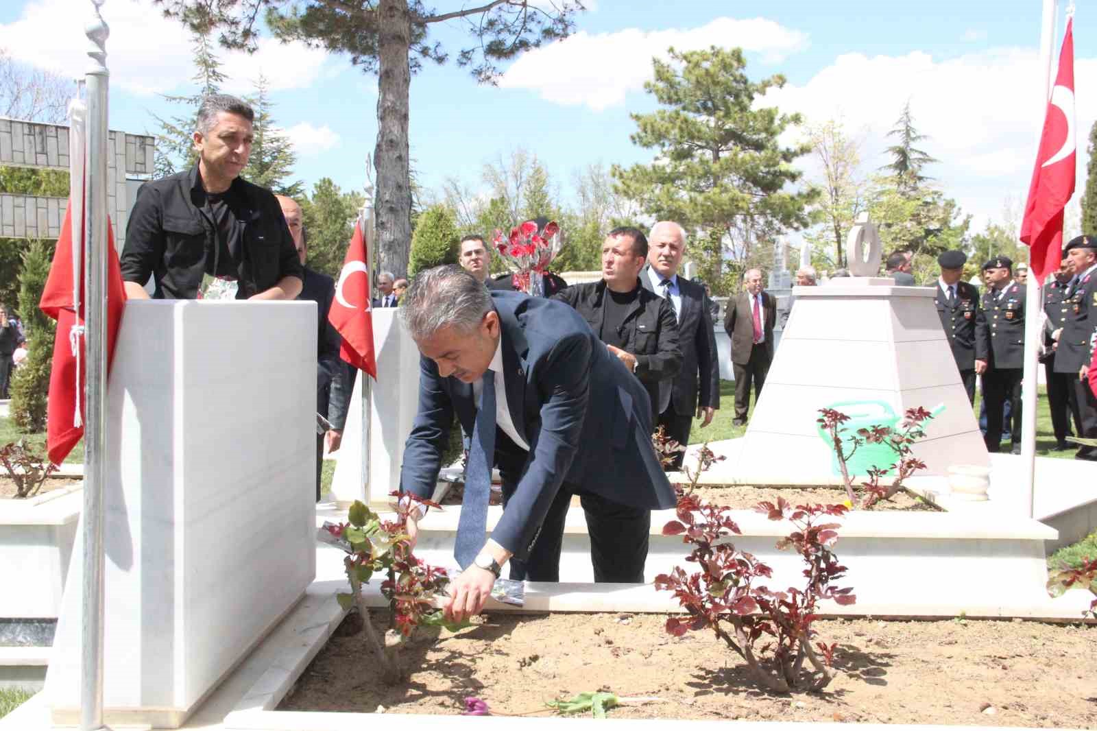 KARAMAN VALİSİ TUNCAY AKKOYUN, GARNİZON ŞEHİTLİĞİNDE ŞEHİT MEZARINA SU DÖKEREK